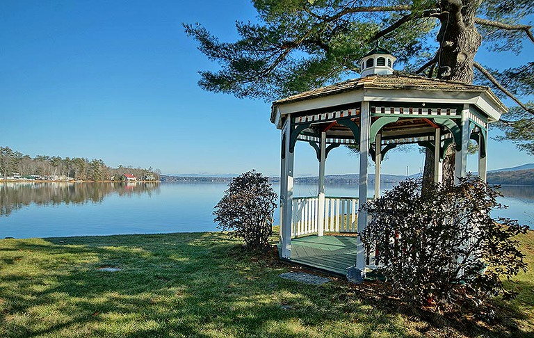 Getaway Rental with Stunning Views in Lakes Region, New Hampshire | Nature Lodges (Sanbornton, New Hampshire, United States of America)