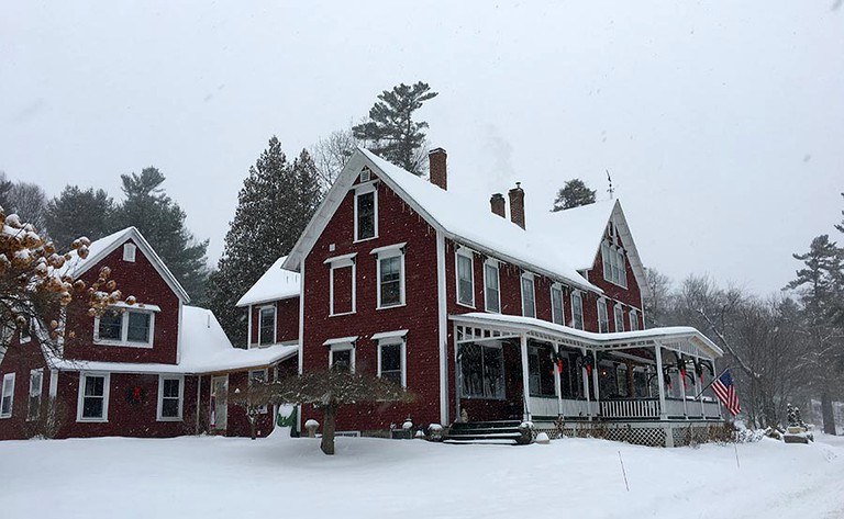 Luxurious Lake House Suite Rental on Lake Winnisquam in Sanbornton, New Hampshire | Nature Lodges (Sanbornton, New Hampshire, United States of America