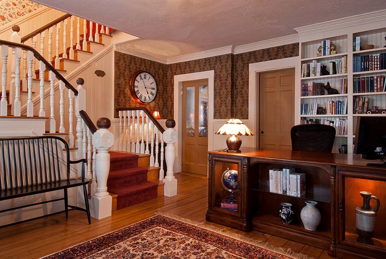 Stylish Vacation Rental with Lake Views near Laconia, New Hampshire | Nature Lodges (Sanbornton, New Hampshire, United States of America)