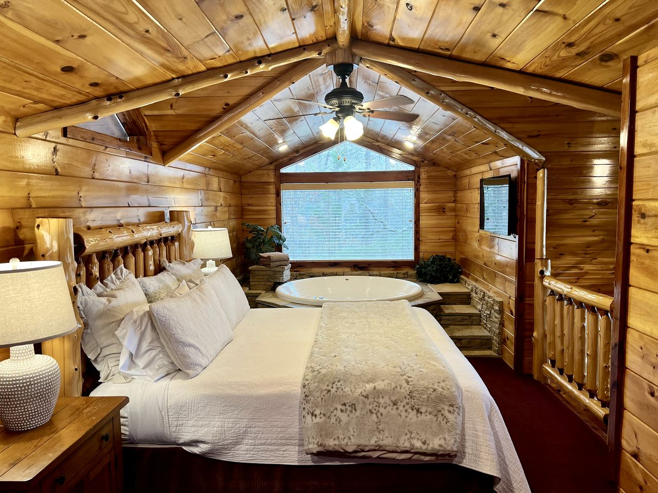 Phenomenal Cabin with Lofted Space and Views in Arkansas