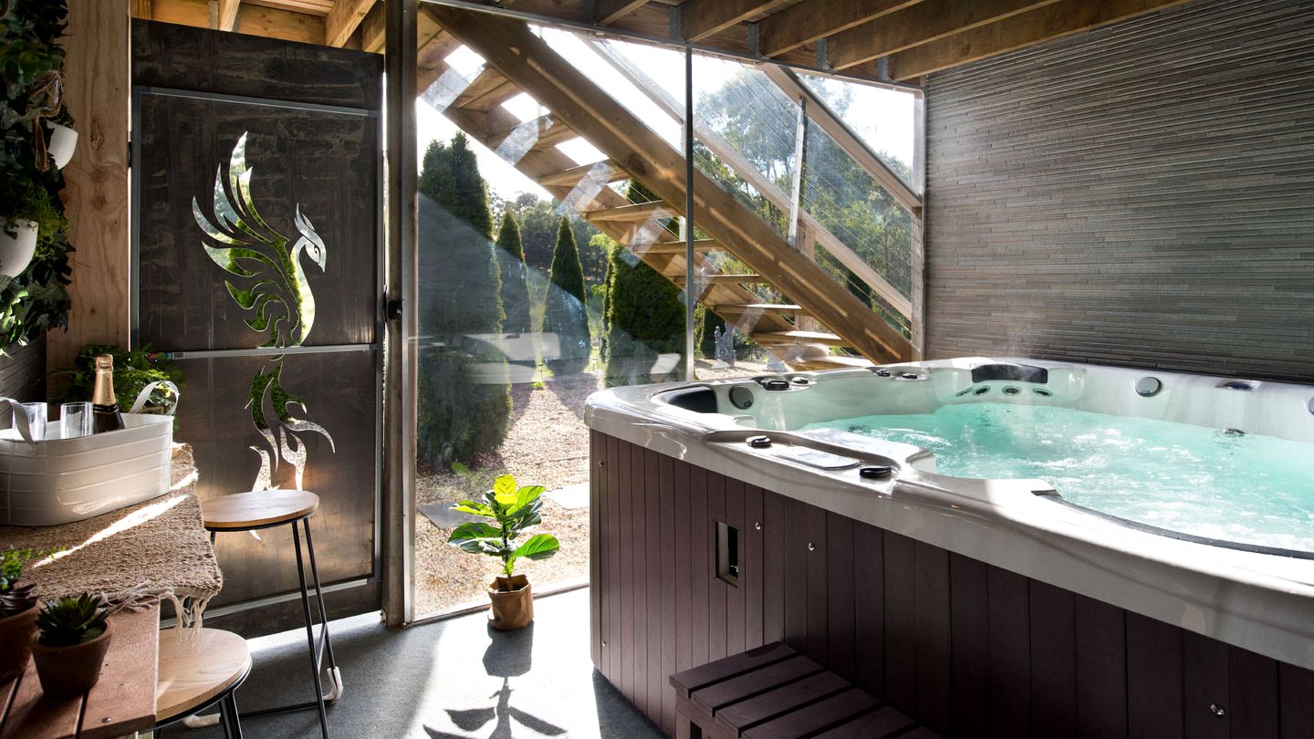 Impressive Cabin with Hot-tub, Sauna, Fire pit and Pool Table in Hepburn, Victoria