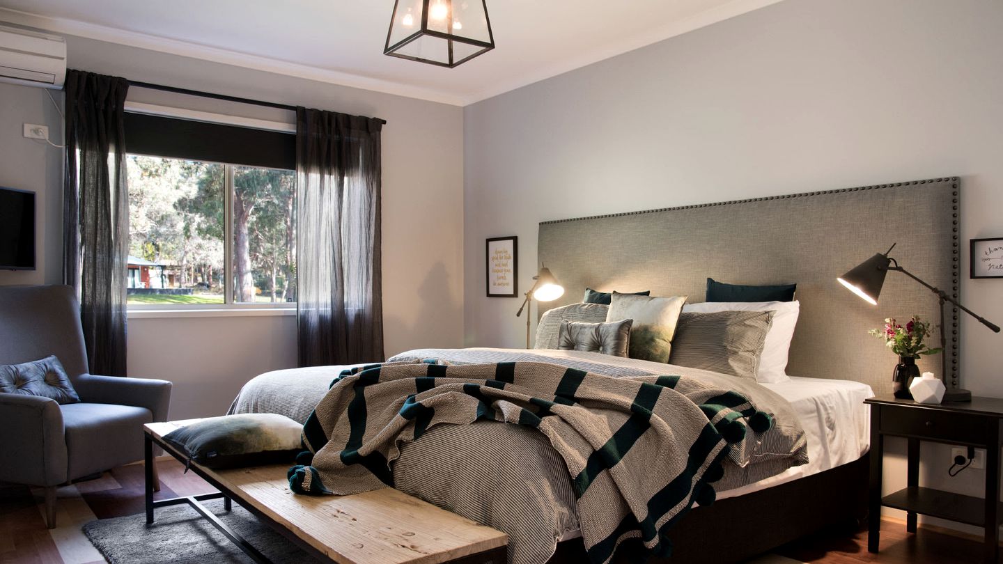 Impressive Cabin with Hot-tub, Sauna, Fire pit and Pool Table in Hepburn, Victoria