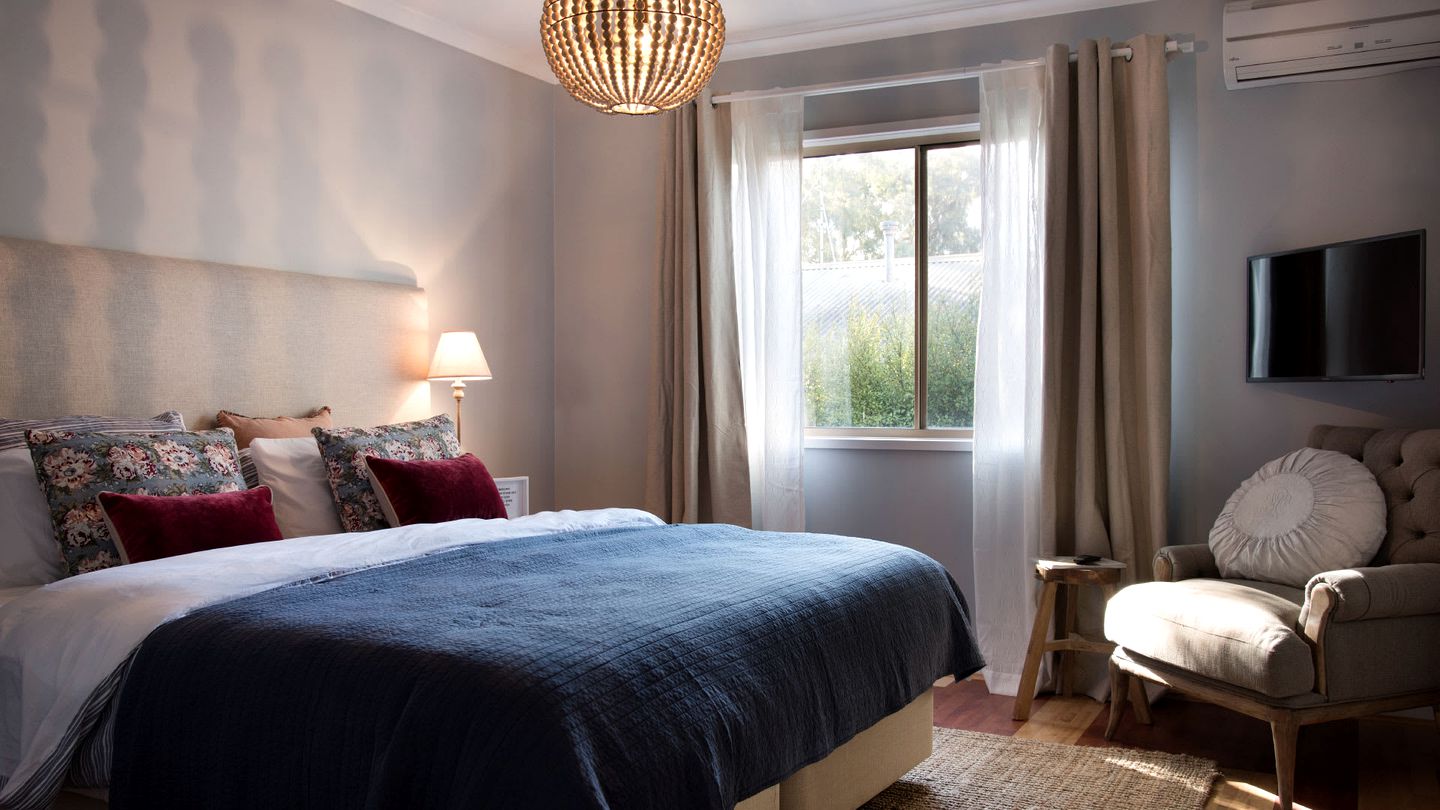 Impressive Cabin with Hot-tub, Sauna, Fire pit and Pool Table in Hepburn, Victoria