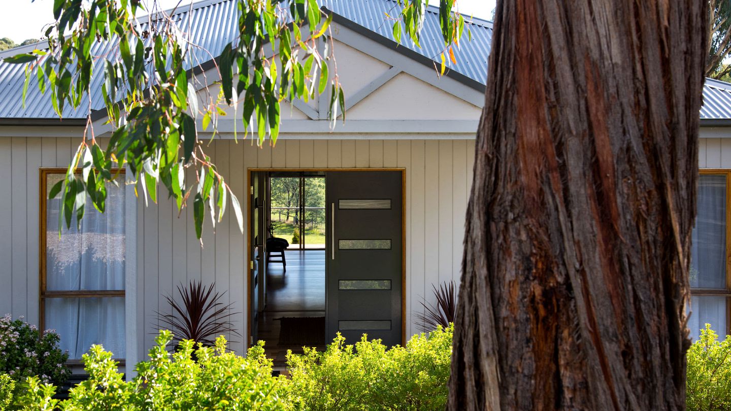 Impressive Cabin with Hot-tub, Sauna, Fire pit and Pool Table in Hepburn, Victoria