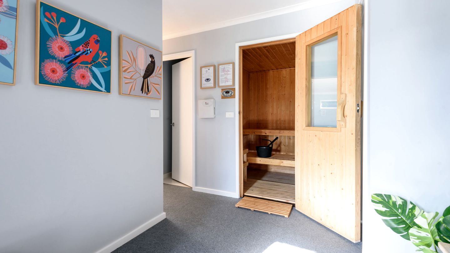 Impressive Cabin with Hot-tub, Sauna, Fire pit and Pool Table in Hepburn, Victoria