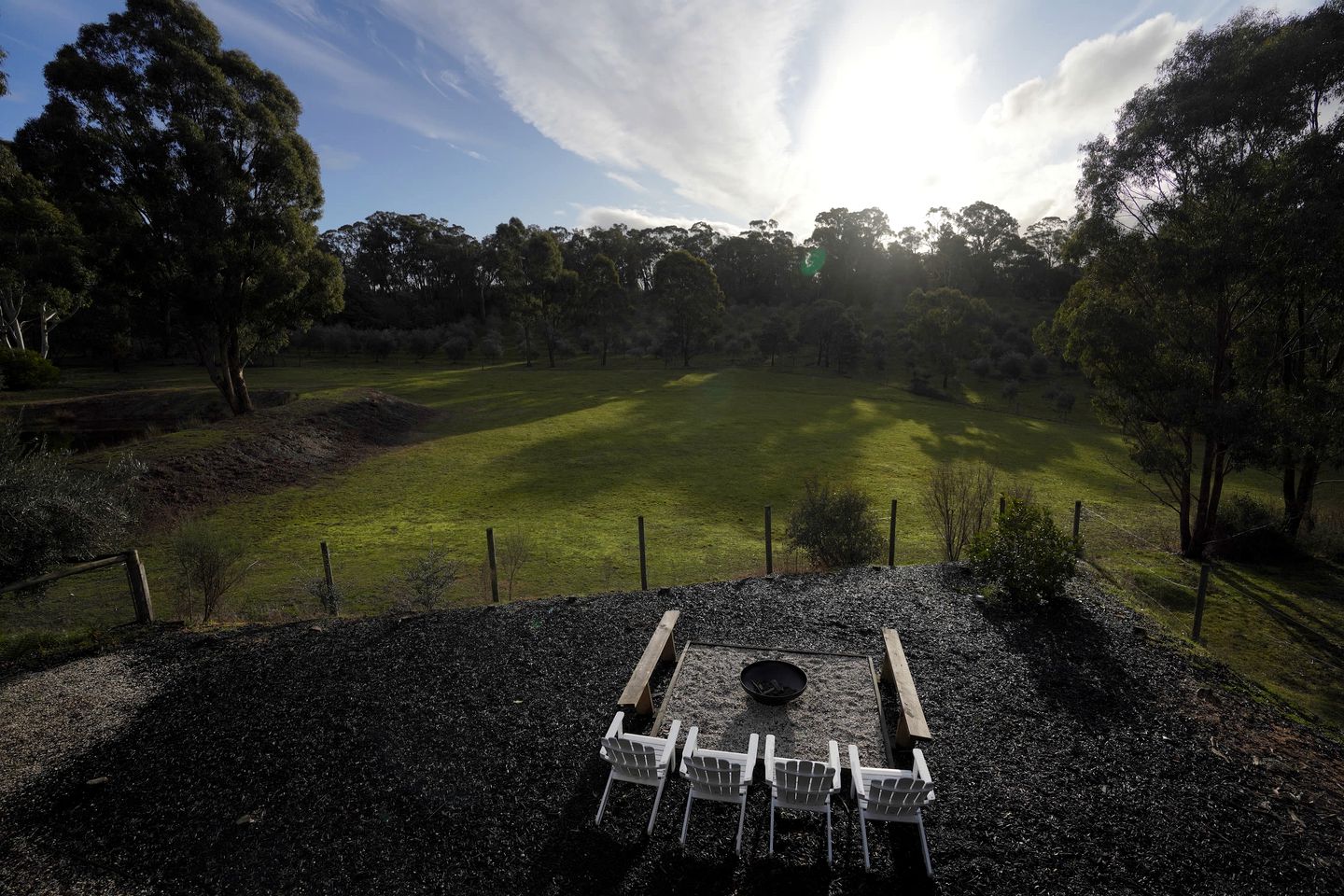 Impressive Cabin with Hot-tub, Sauna, Fire pit and Pool Table in Hepburn, Victoria
