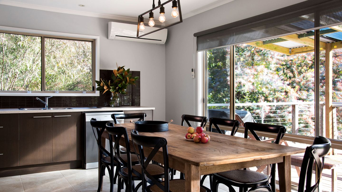 Impressive Cabin with Hot-tub, Sauna, Fire pit and Pool Table in Hepburn, Victoria