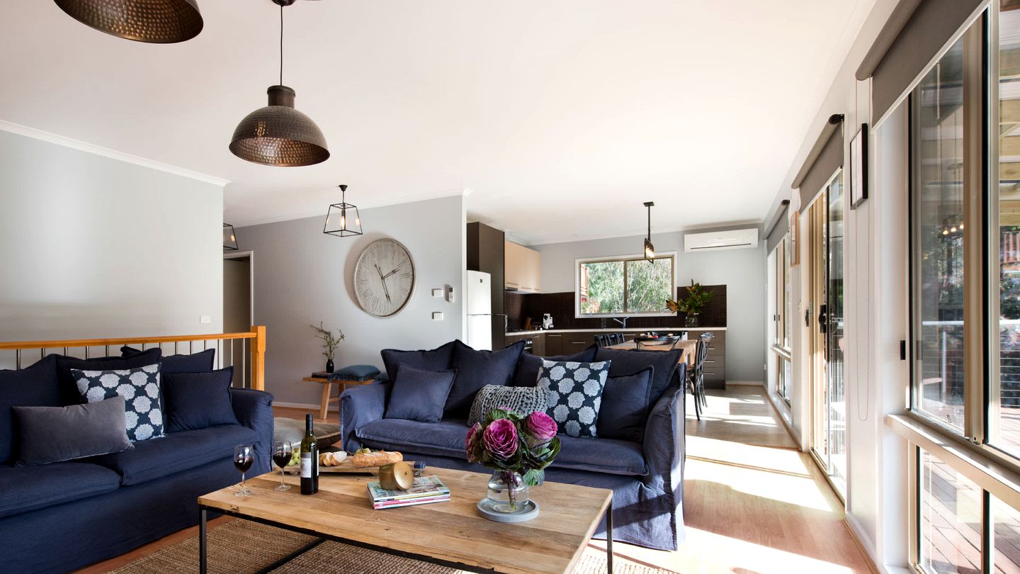 Impressive Cabin with Hot-tub, Sauna, Fire pit and Pool Table in Hepburn, Victoria