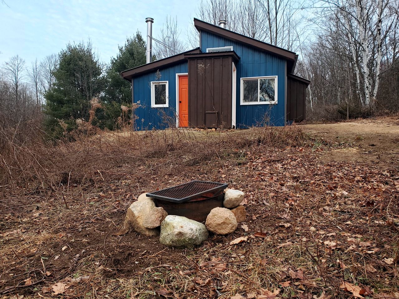 Charming, Off-Grid Cabin in a Quiet Meadow, Perfect for a Glamping Escape to South Frontenac