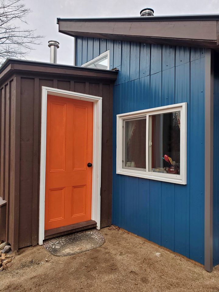 Charming, Off-Grid Cabin in a Quiet Meadow, Perfect for a Glamping Escape to South Frontenac