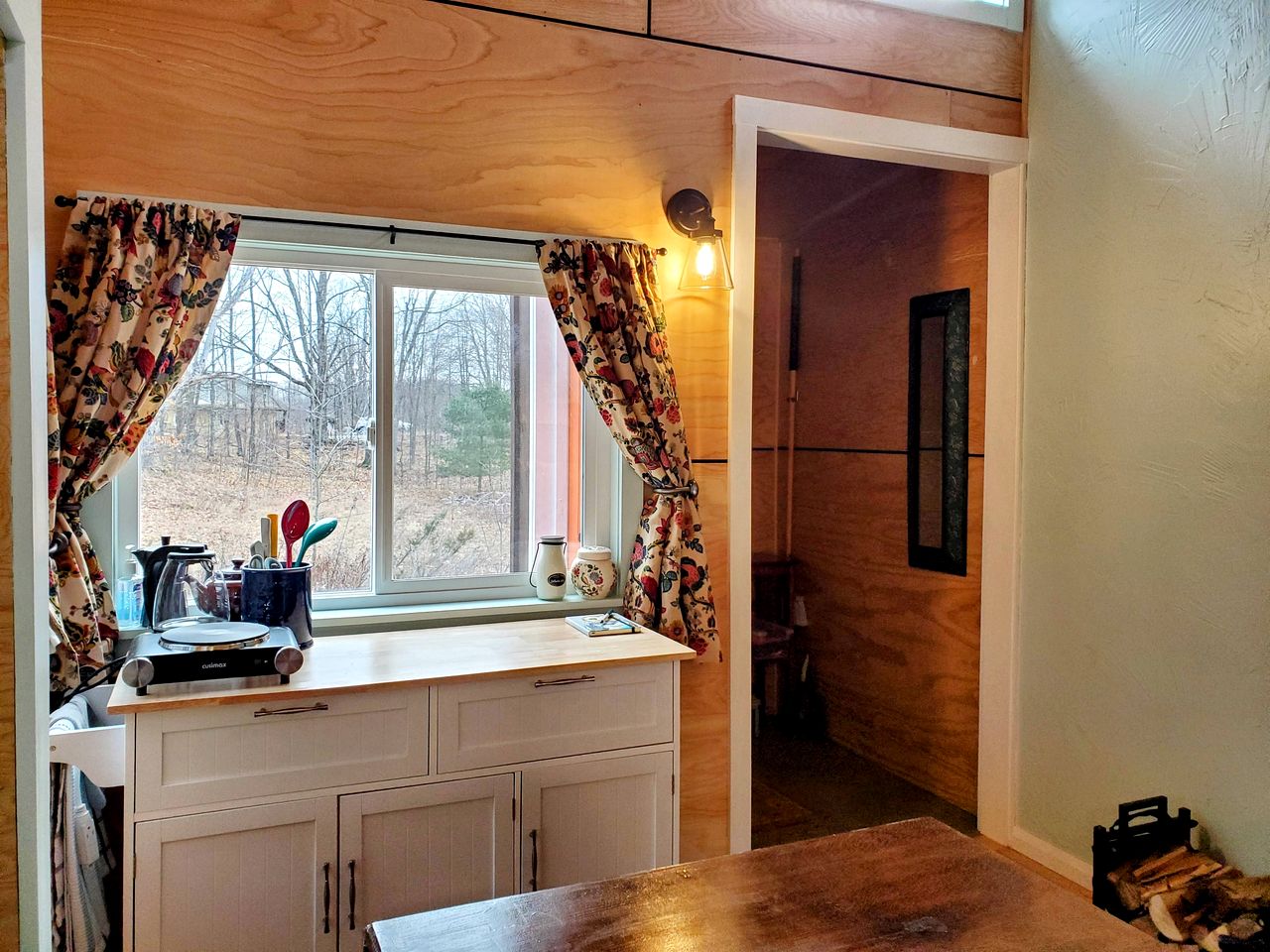 Charming, Off-Grid Cabin in a Quiet Meadow, Perfect for a Glamping Escape to South Frontenac