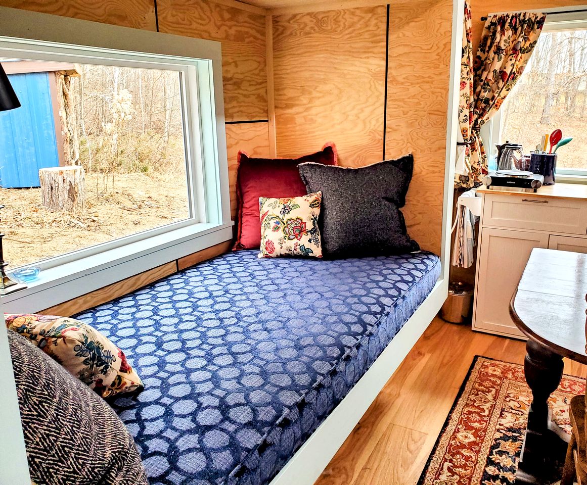 Charming, Off-Grid Cabin in a Quiet Meadow, Perfect for a Glamping Escape to South Frontenac
