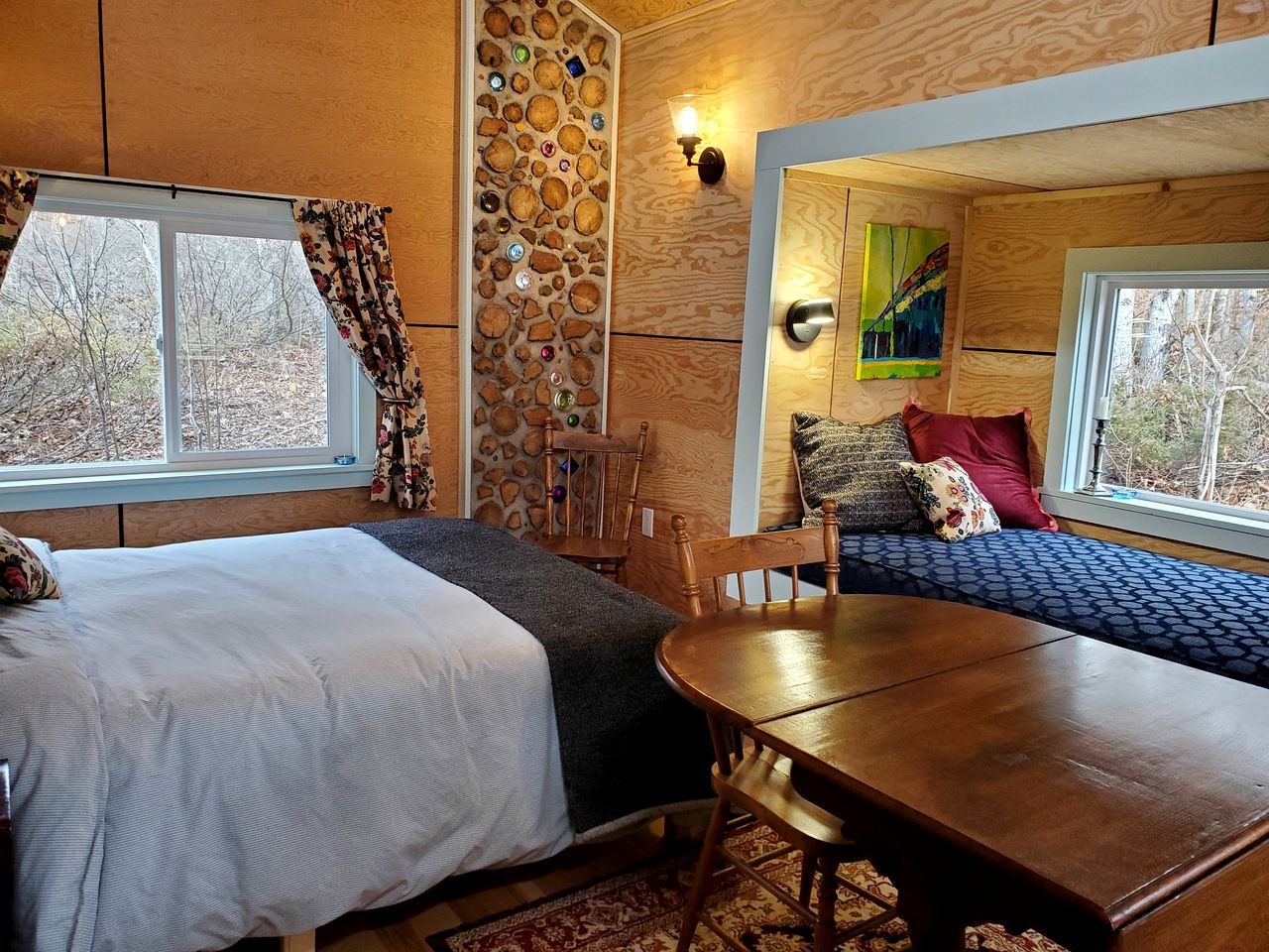 Charming, Off-Grid Cabin in a Quiet Meadow, Perfect for a Glamping Escape to South Frontenac