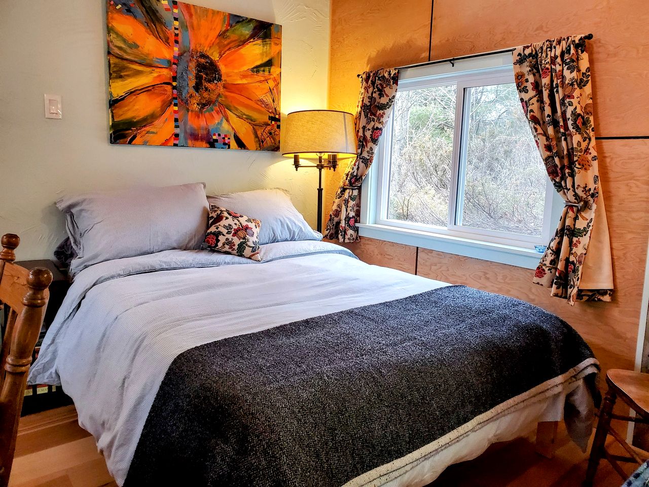 Charming, Off-Grid Cabin in a Quiet Meadow, Perfect for a Glamping Escape to South Frontenac
