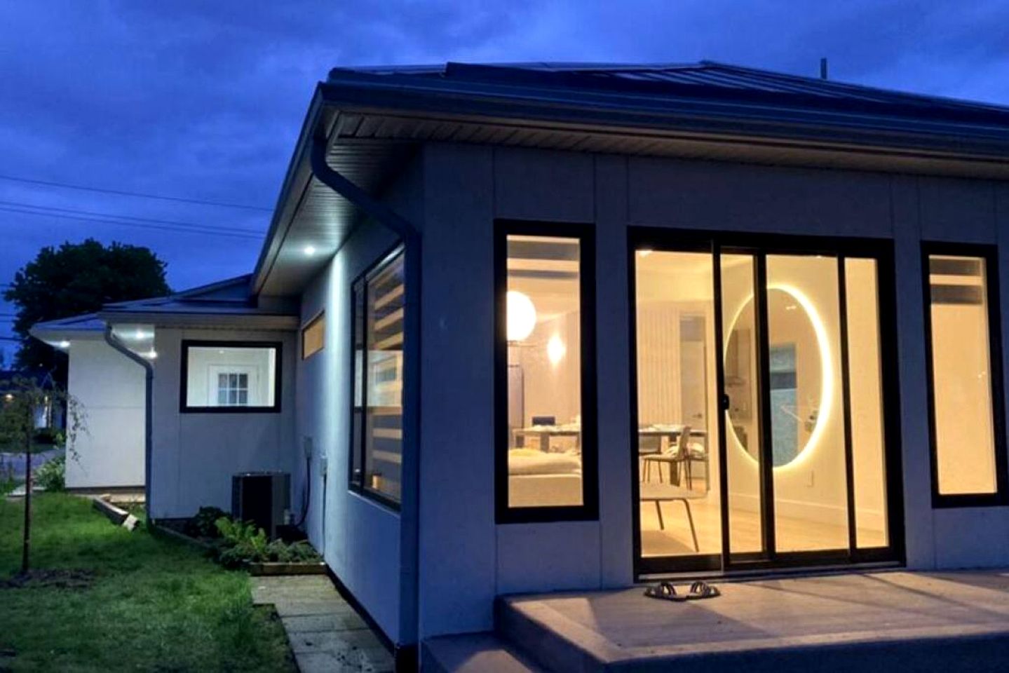 Cute Modern Style Beach Close Cottage in Leamington, Ontario