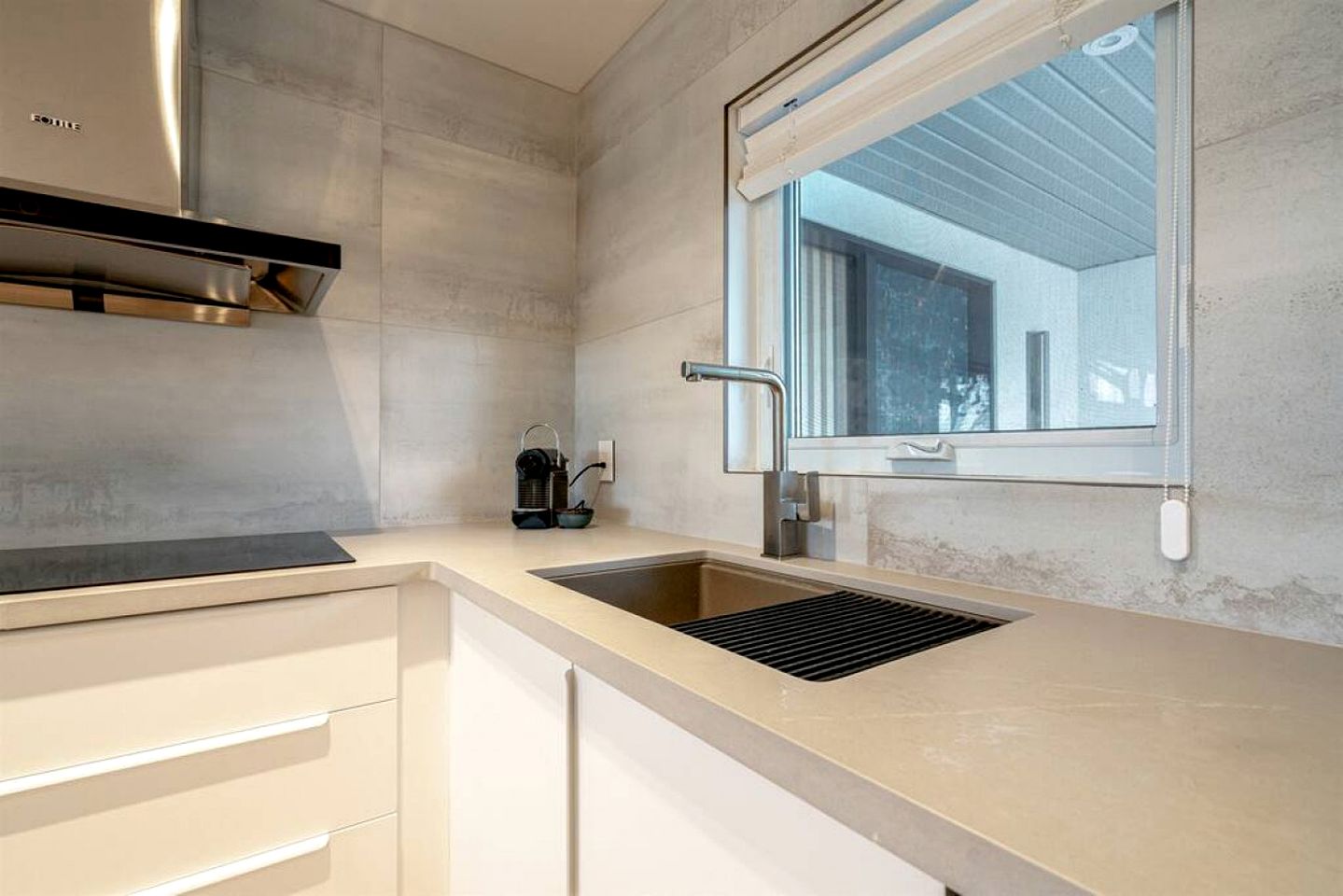 Cute Modern Style Beach Close Cottage in Leamington, Ontario