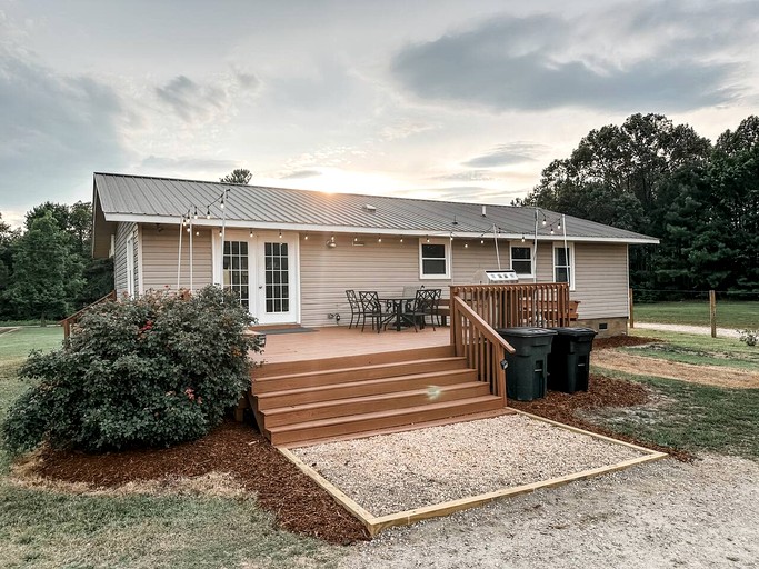 Beautiful Farm Stay with Private Pickleball Court near Kerr Lake, North Carolina