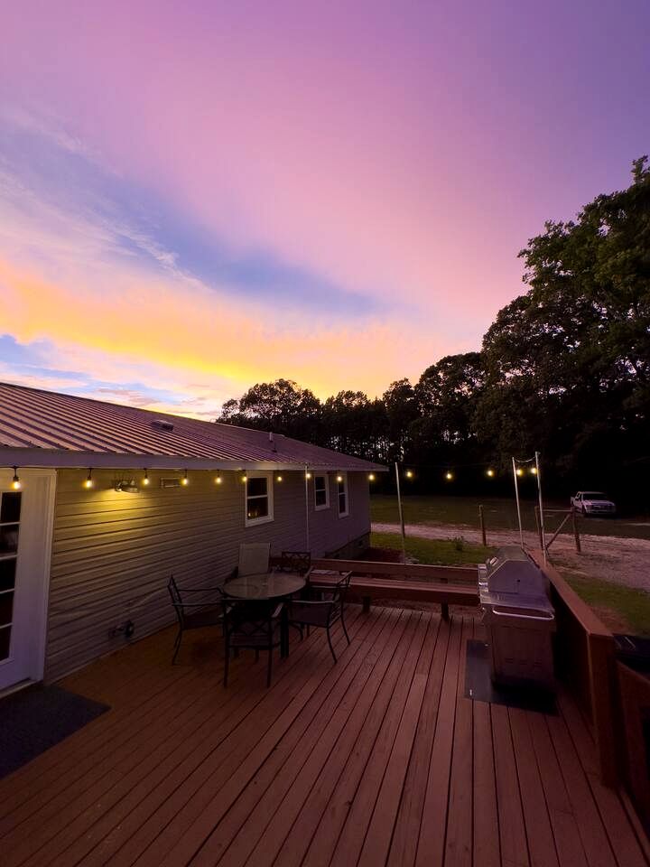 Beautiful Farm Stay with Private Pickleball Court near Kerr Lake, North Carolina