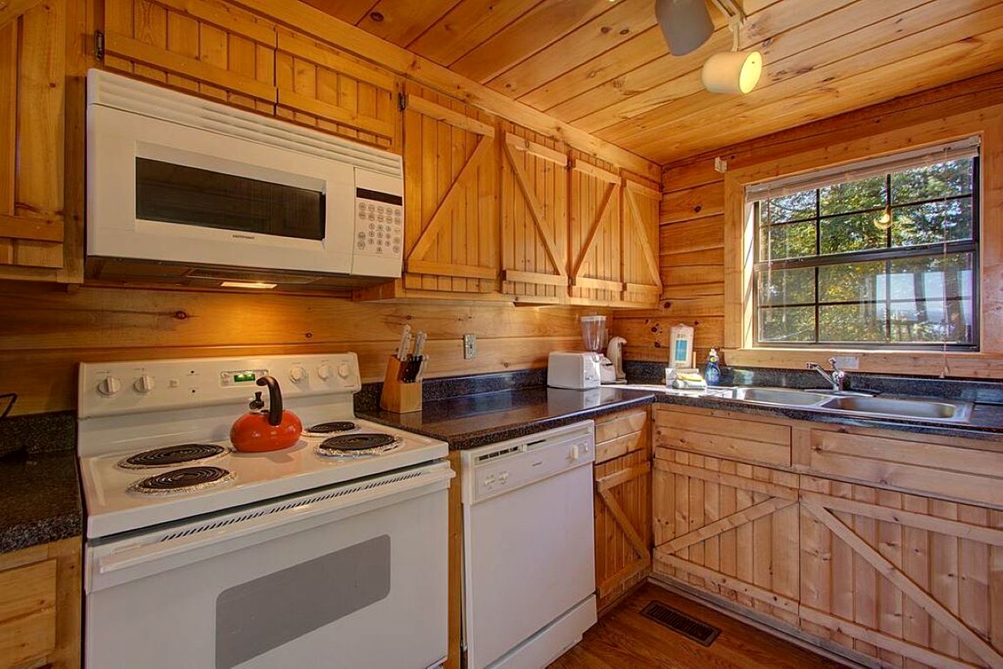 Extraordinary Smoky Mountain Cabin with Panoramic Views, Hot Tub & Arcade near Pigeon Forge and Gatlinburg, TN