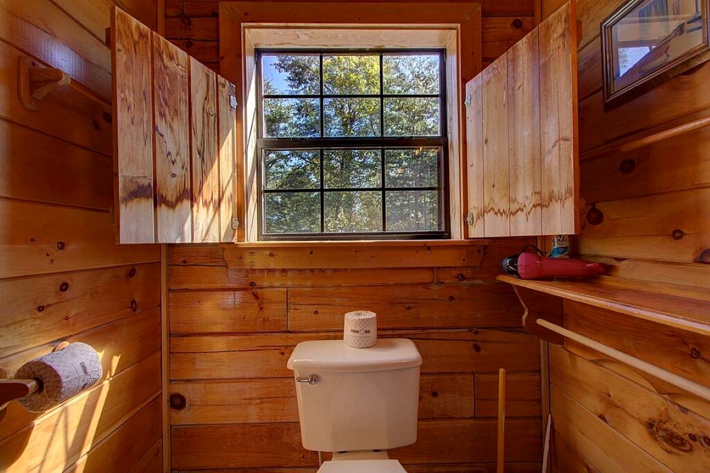 Extraordinary Smoky Mountain Cabin with Panoramic Views, Hot Tub & Arcade near Pigeon Forge and Gatlinburg, TN
