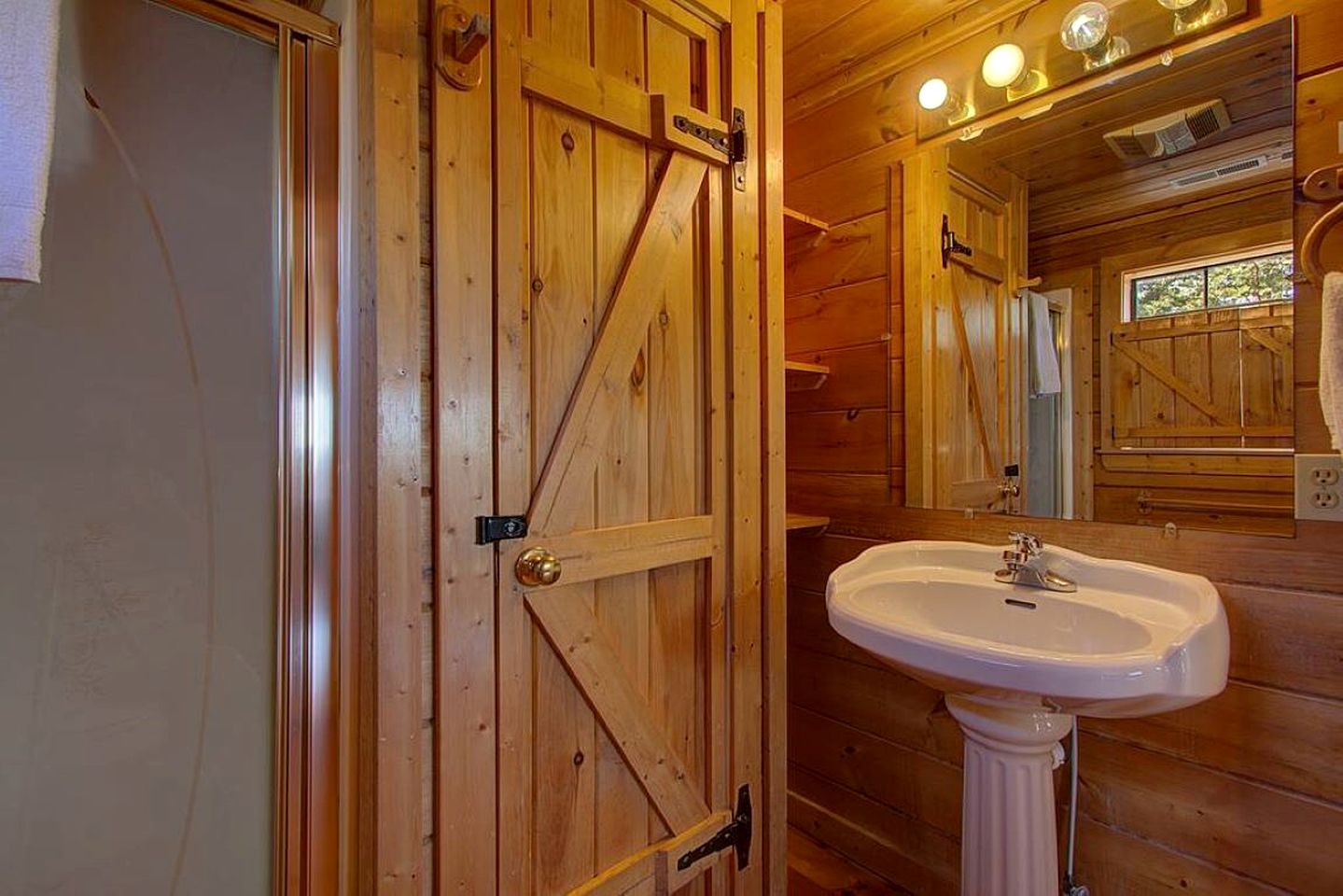 Extraordinary Smoky Mountain Cabin with Panoramic Views, Hot Tub & Arcade near Pigeon Forge and Gatlinburg, TN