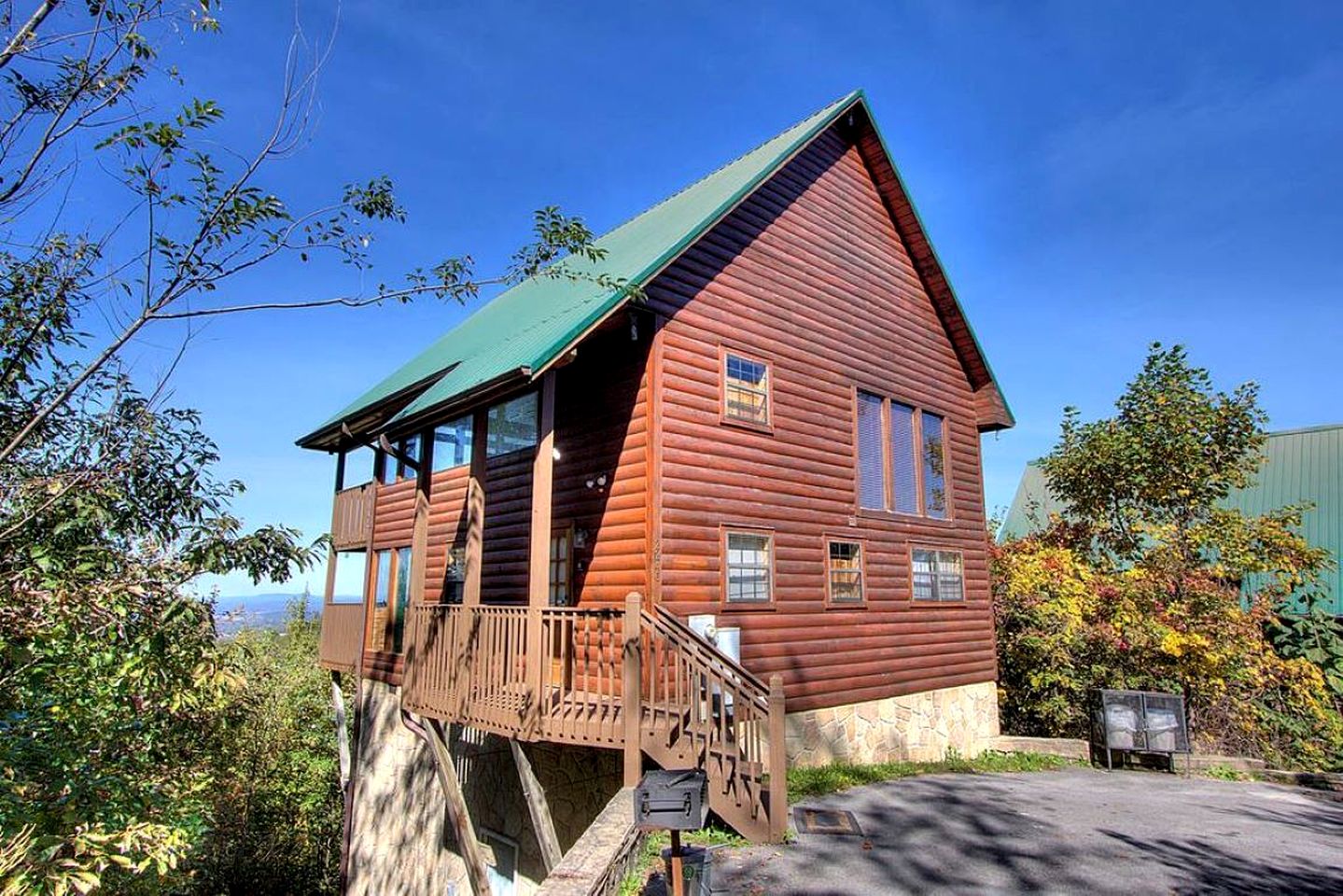 Extraordinary Smoky Mountain Cabin with Panoramic Views, Hot Tub & Arcade near Pigeon Forge and Gatlinburg, TN