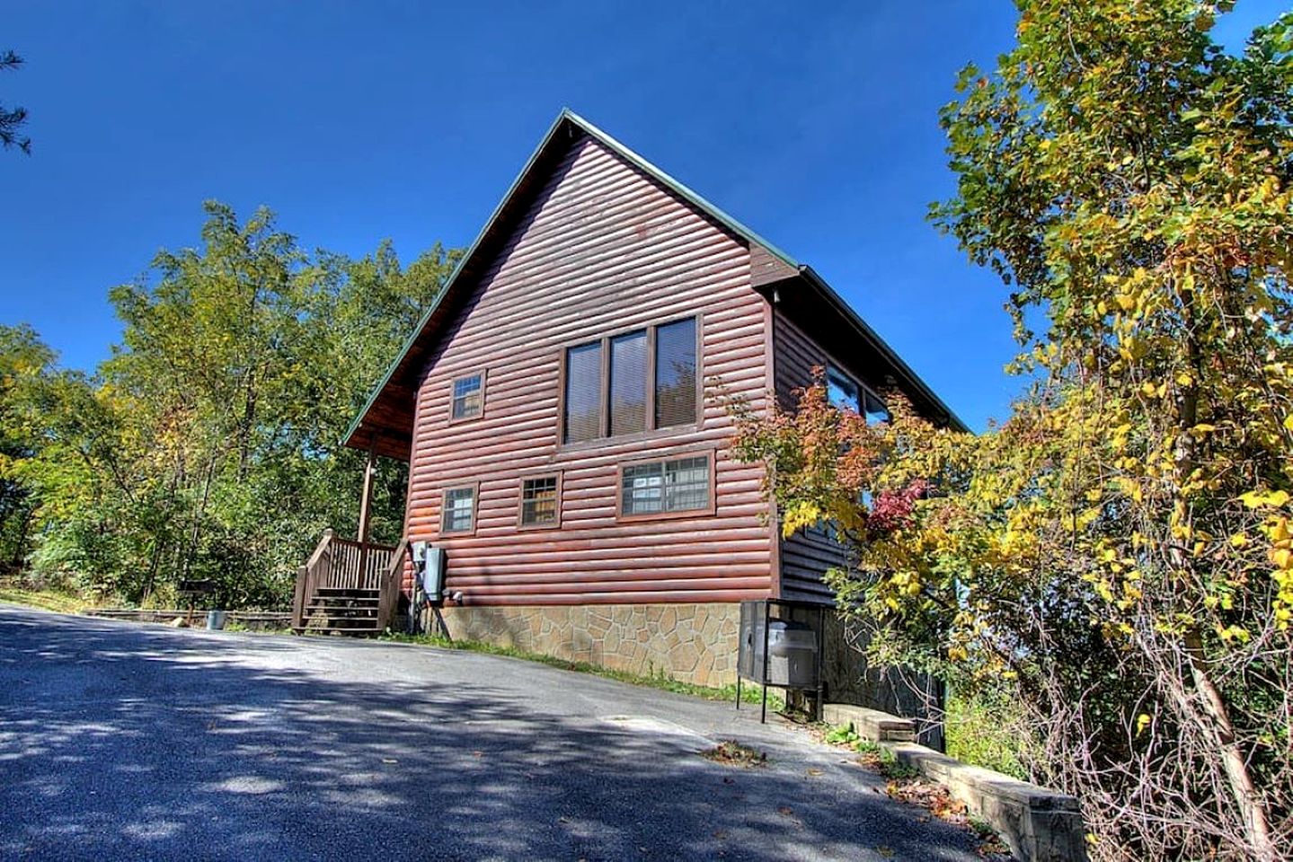 Extraordinary Smoky Mountain Cabin with Panoramic Views, Hot Tub & Arcade near Pigeon Forge and Gatlinburg, TN