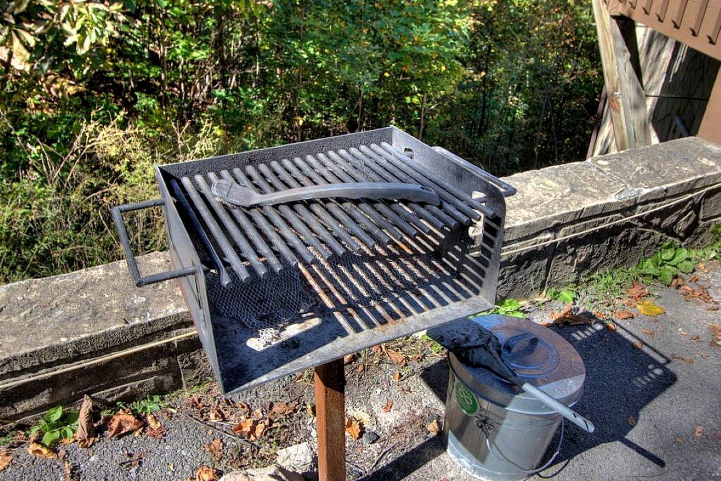 Extraordinary Smoky Mountain Cabin with Panoramic Views, Hot Tub & Arcade near Pigeon Forge and Gatlinburg, TN