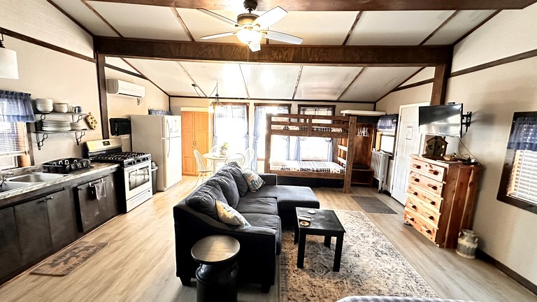 Cabins (United States of America, Miami, Oklahoma)