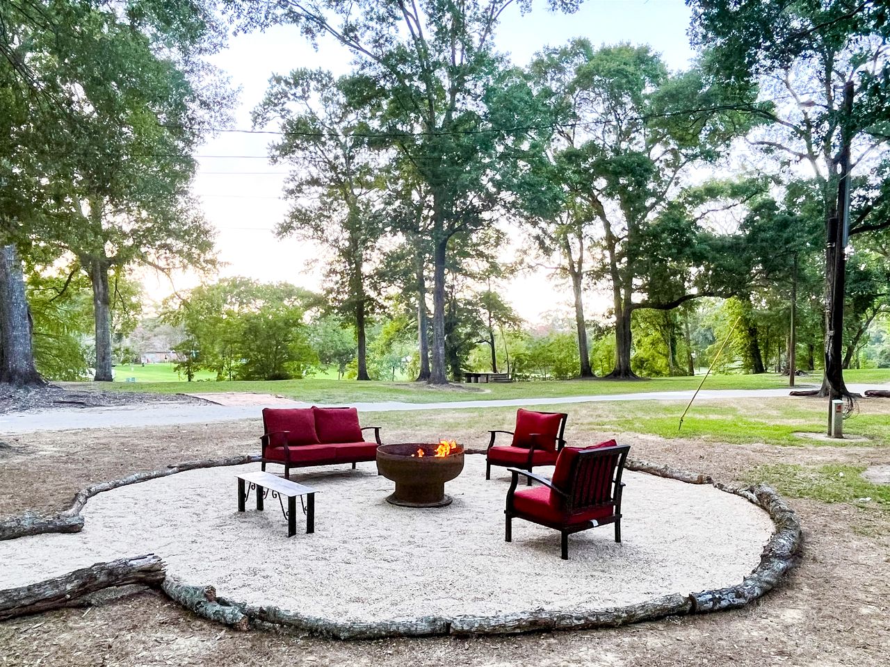 Picturesque Cozy Cottage with Fire Pit Space in Louisiana