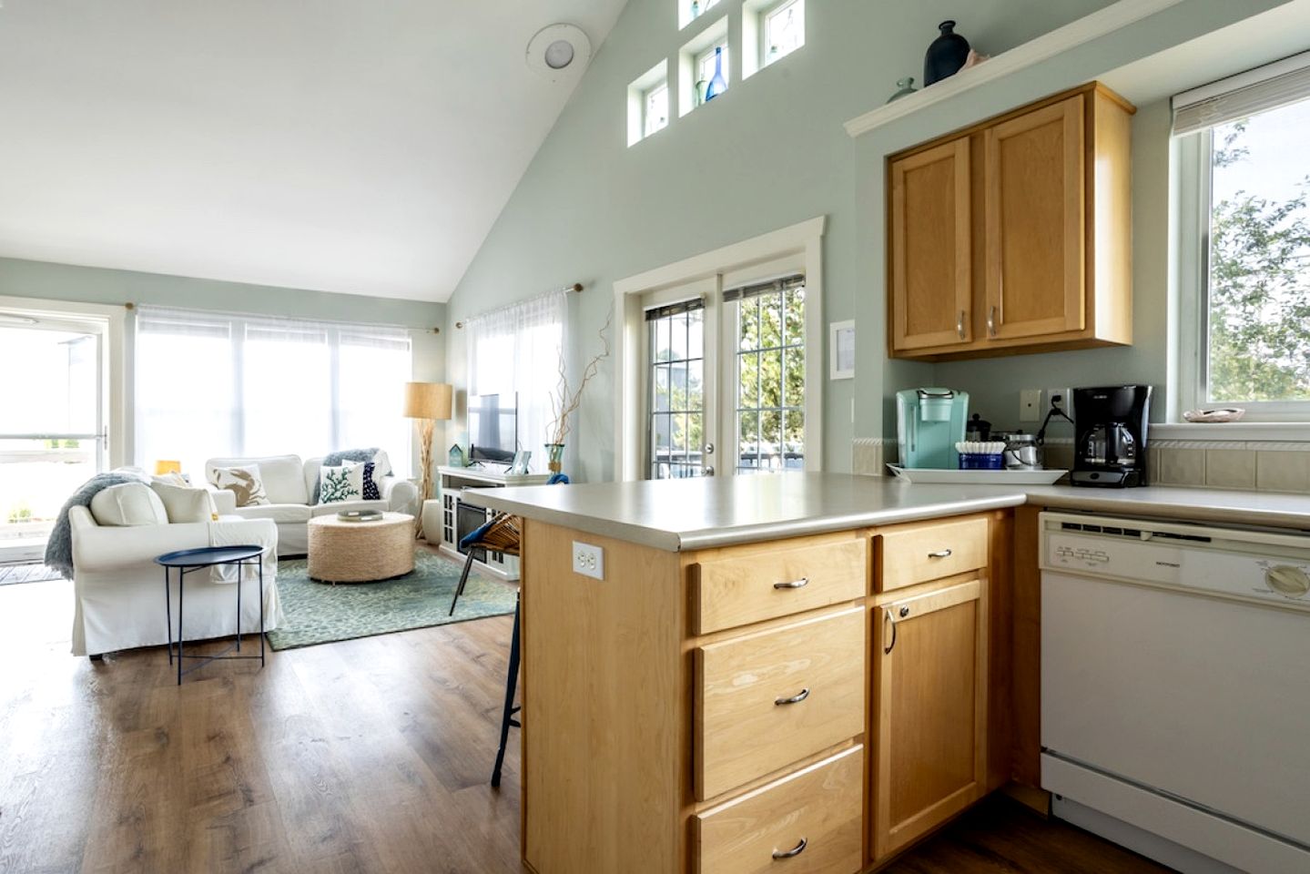 Picturesque Lofted Cottage with Tiny Deck and BBQ Near the Coast in Washington