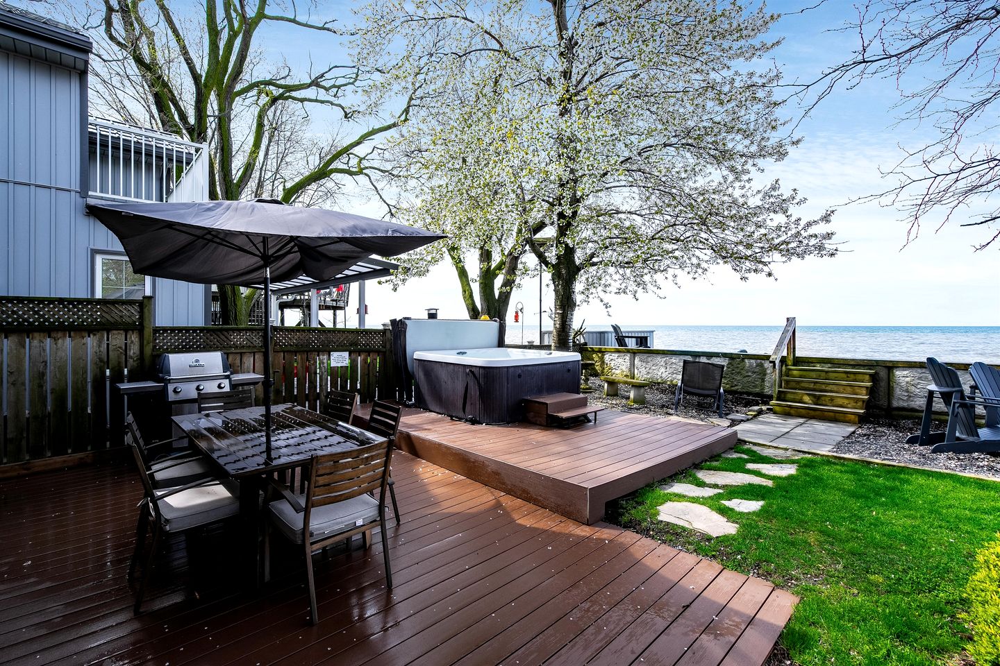 Picturesque Oceanfront Cottage with Hot-tub in Leamington, Ontario