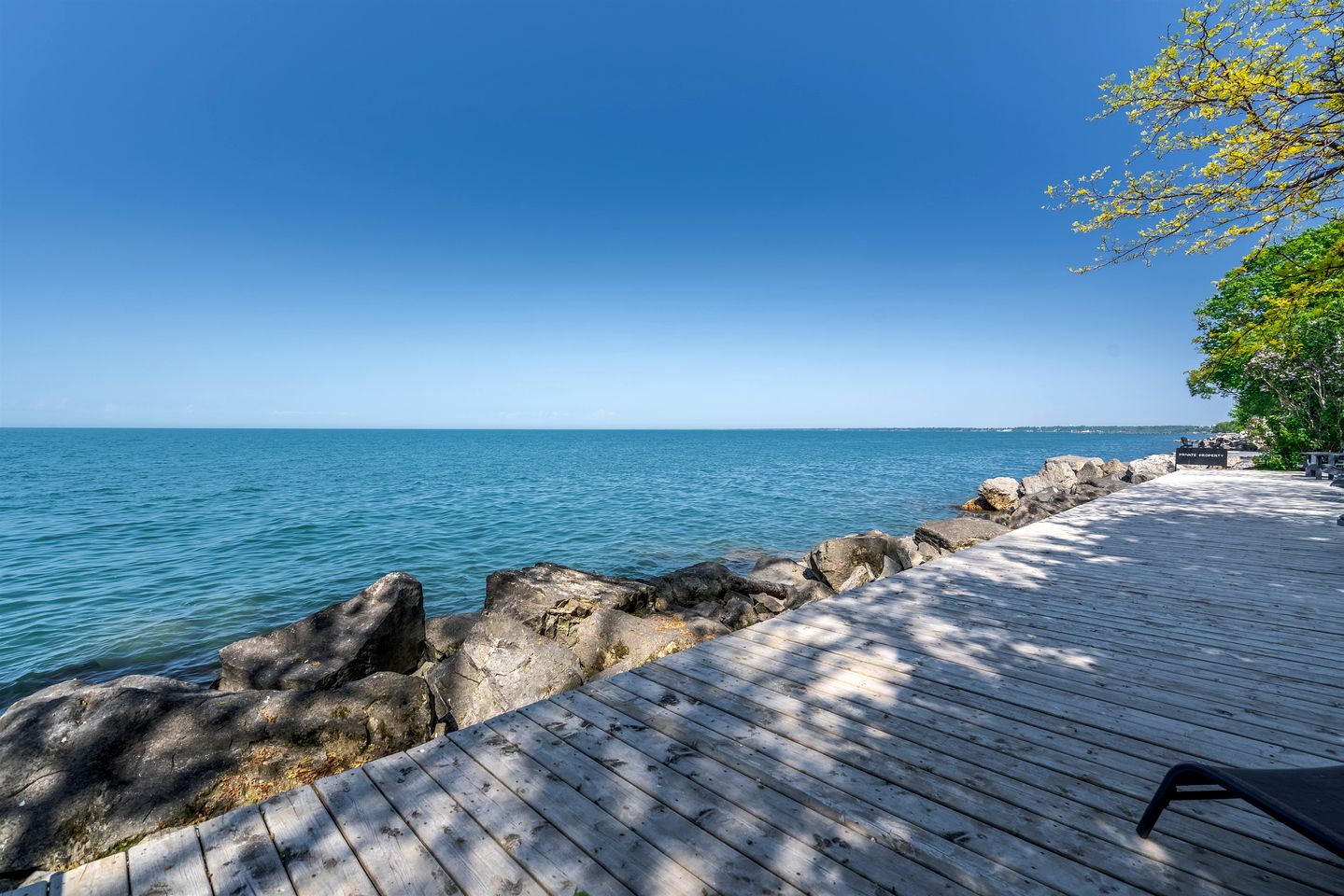 Picturesque Oceanfront Cottage with Hot-tub in Leamington, Ontario