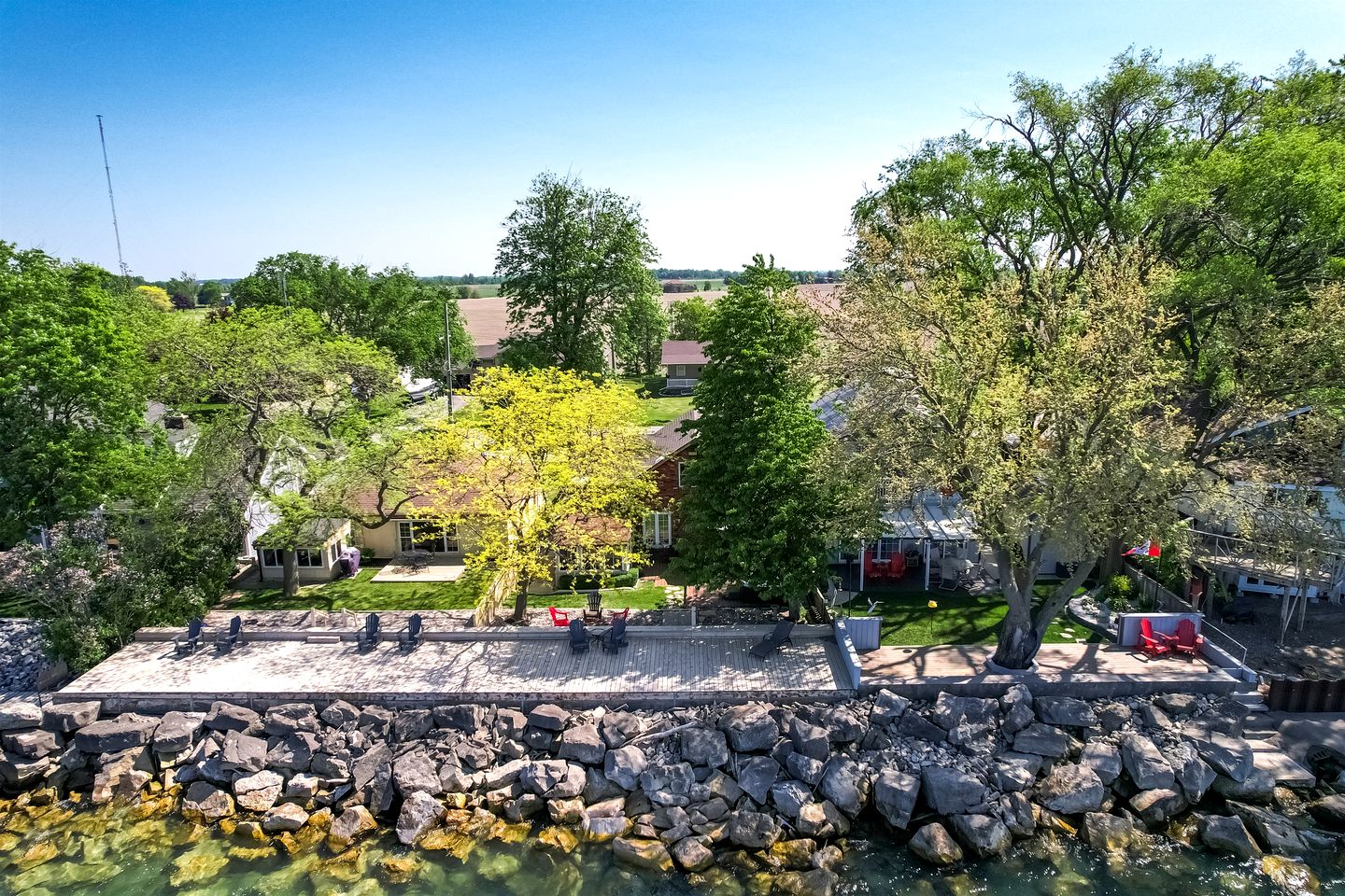 Picturesque Oceanfront Cottage with Hot-tub in Leamington, Ontario