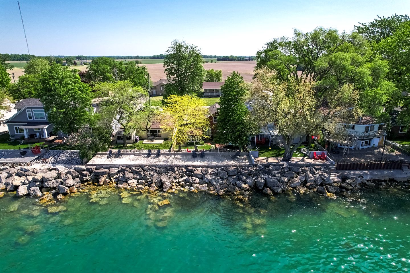 Picturesque Oceanfront Cottage with Hot-tub in Leamington, Ontario