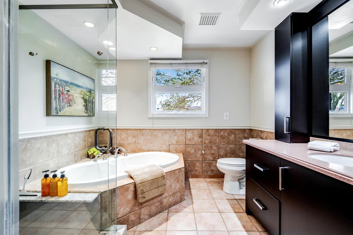 Picturesque Oceanfront Cottage with Hot-tub in Leamington, Ontario