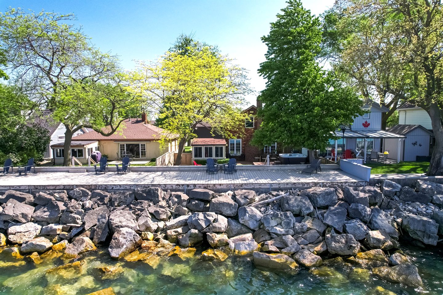Picturesque Oceanfront Cottage with Hot-tub in Leamington, Ontario