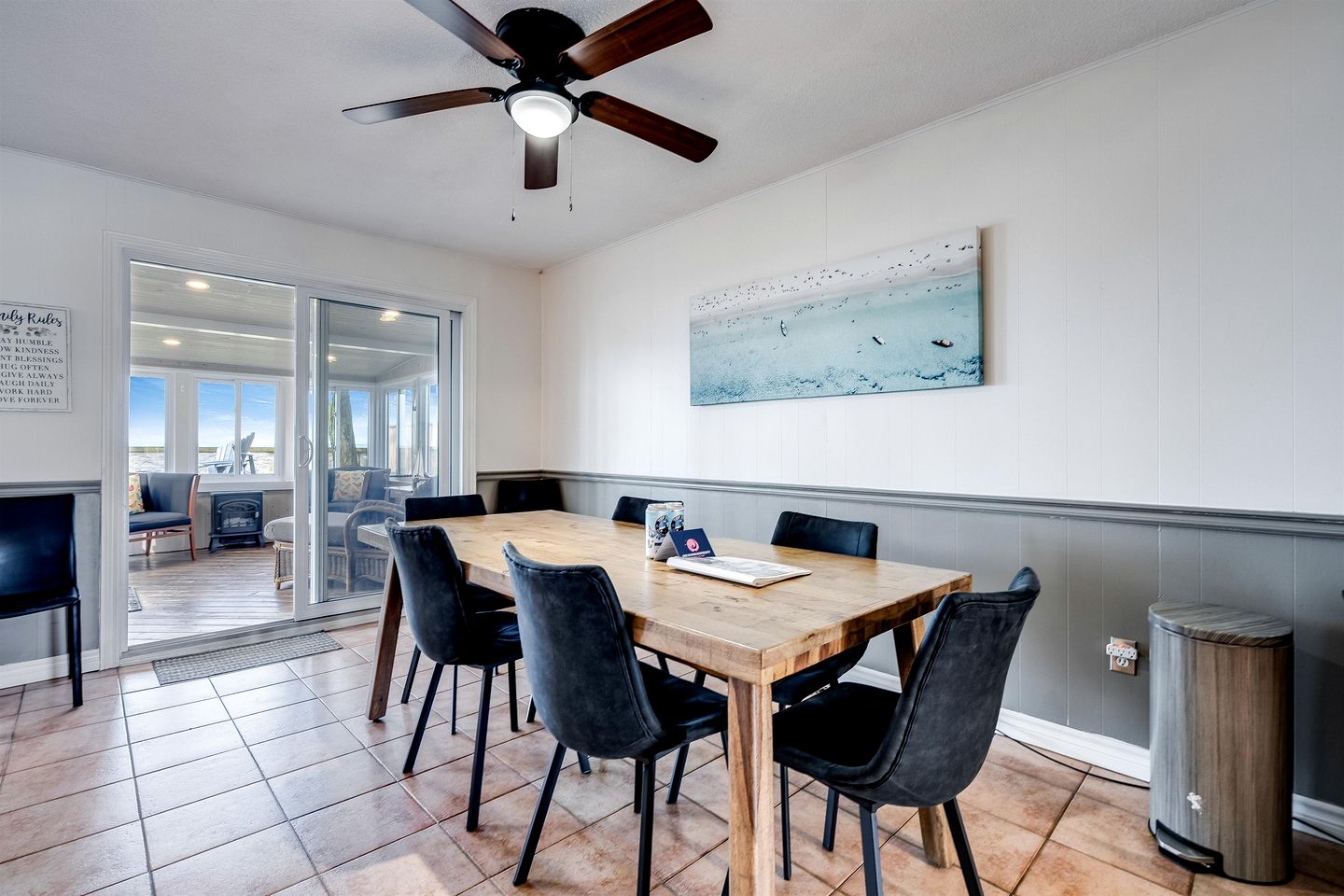 Picturesque Oceanfront Cottage with Hot-tub in Leamington, Ontario