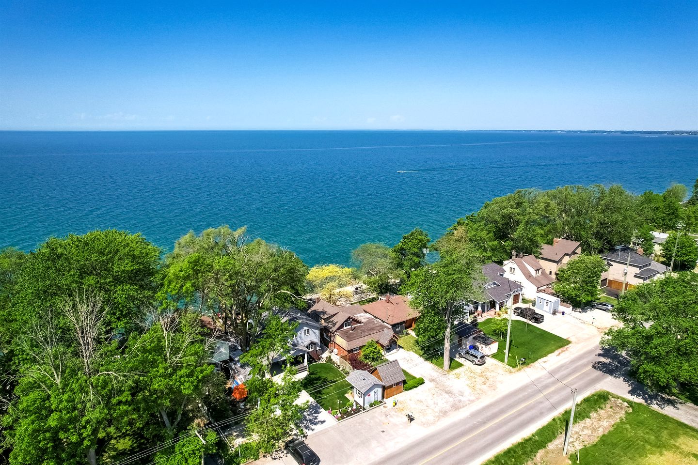 Picturesque Oceanfront Cottage with Hot-tub in Leamington, Ontario