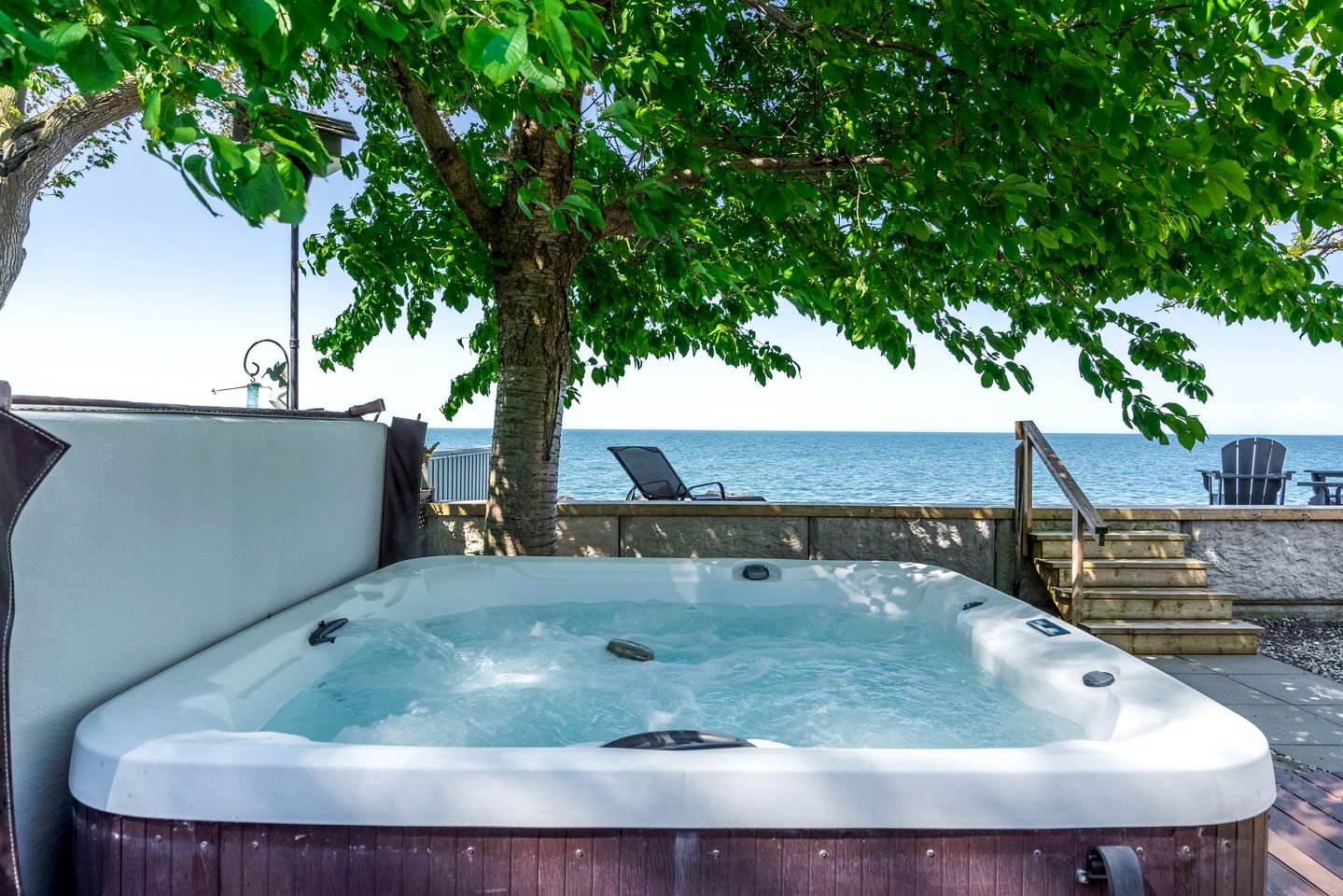 Picturesque Oceanfront Cottage with Hot-tub in Leamington, Ontario