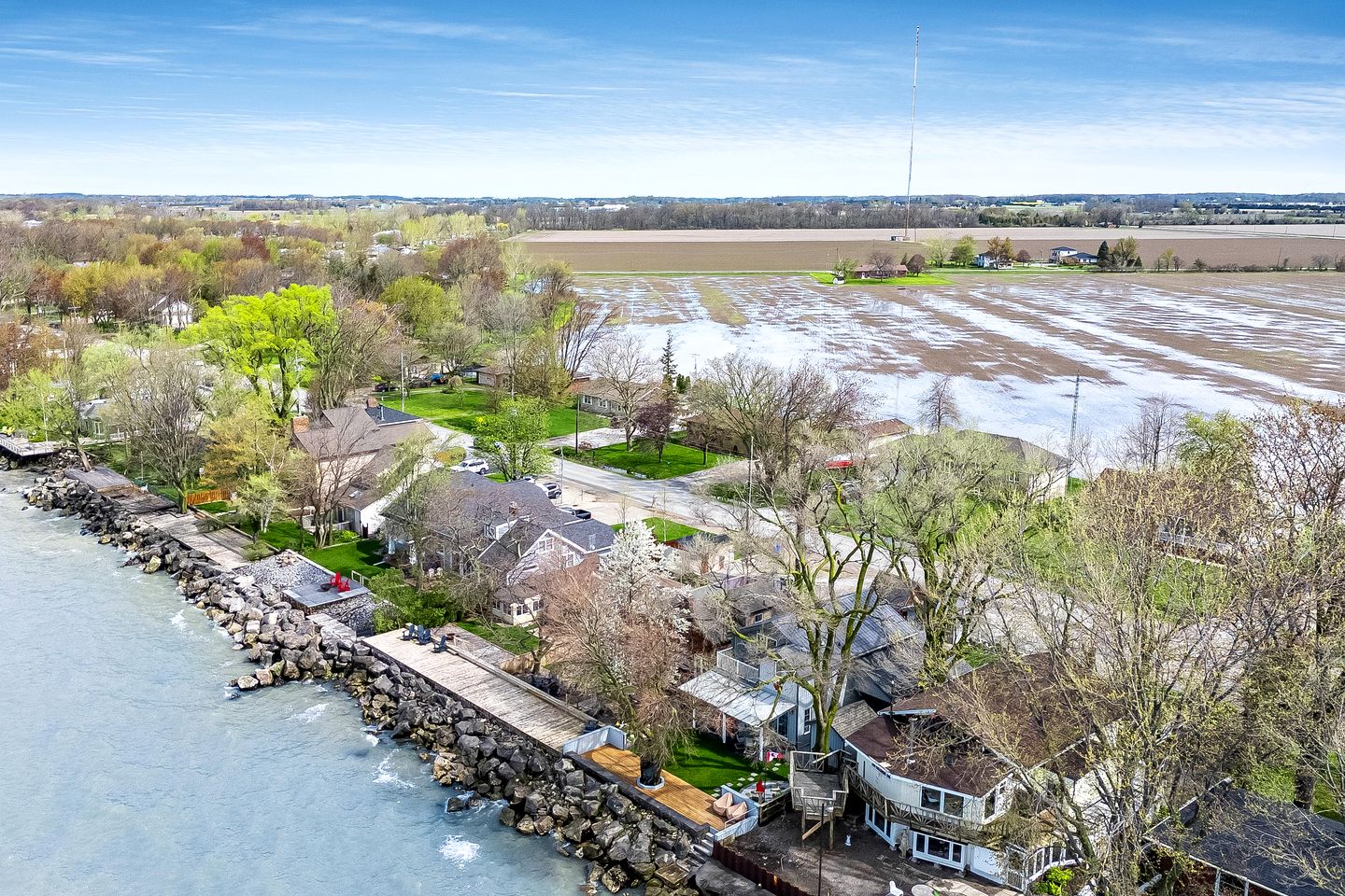 Picturesque Oceanfront Cottage with Hot-tub in Leamington, Ontario