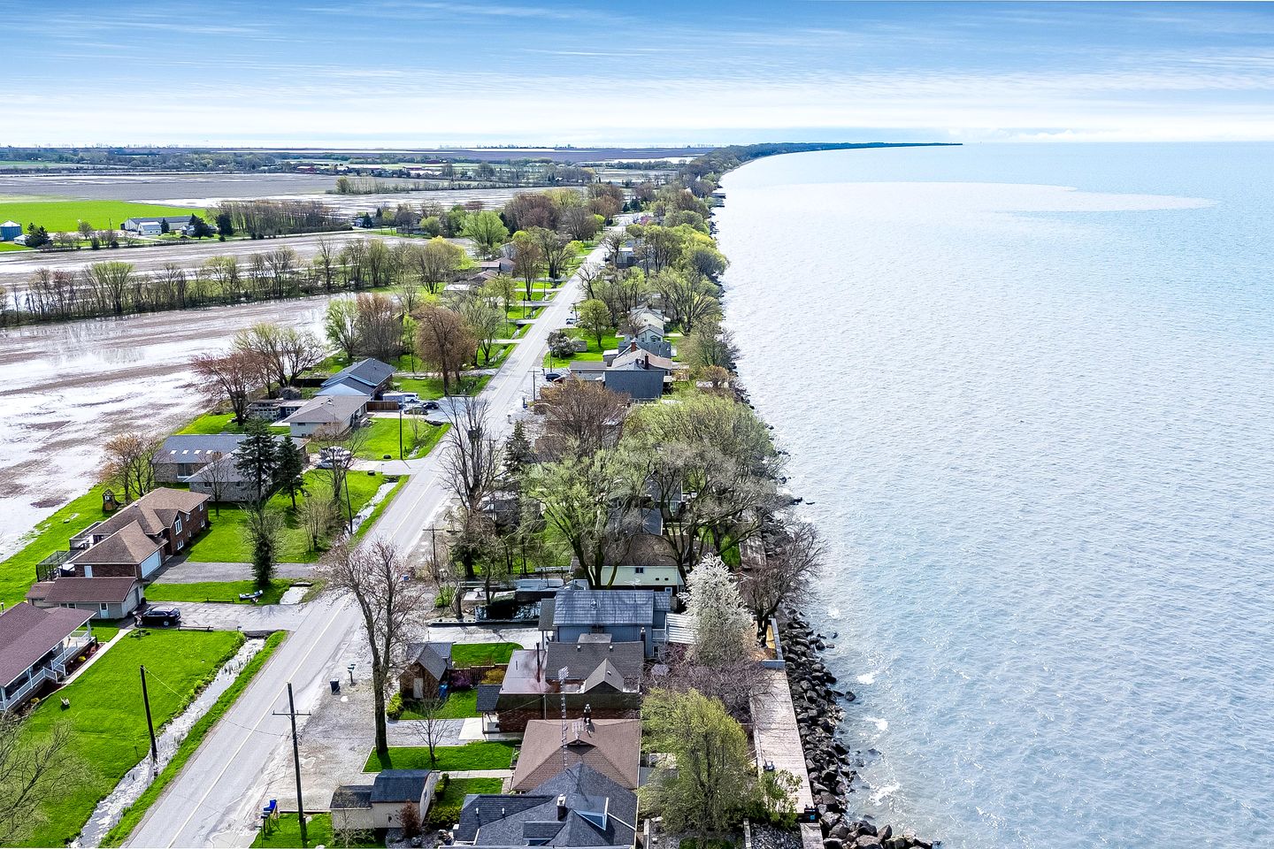Picturesque Oceanfront Cottage with Hot-tub in Leamington, Ontario