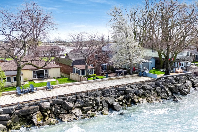 Cottages (Canada, Leamington, Ontario)