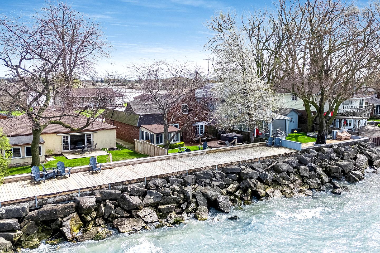 Picturesque Oceanfront Cottage with Hot-tub in Leamington, Ontario