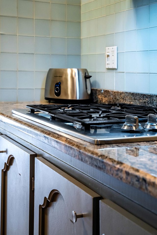 Picturesque Oceanfront Cottage with Hot-tub in Leamington, Ontario