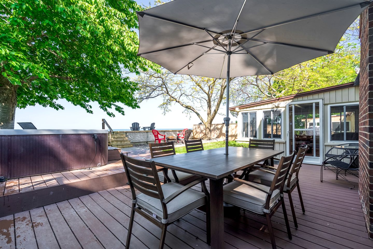 Picturesque Oceanfront Cottage with Hot-tub in Leamington, Ontario