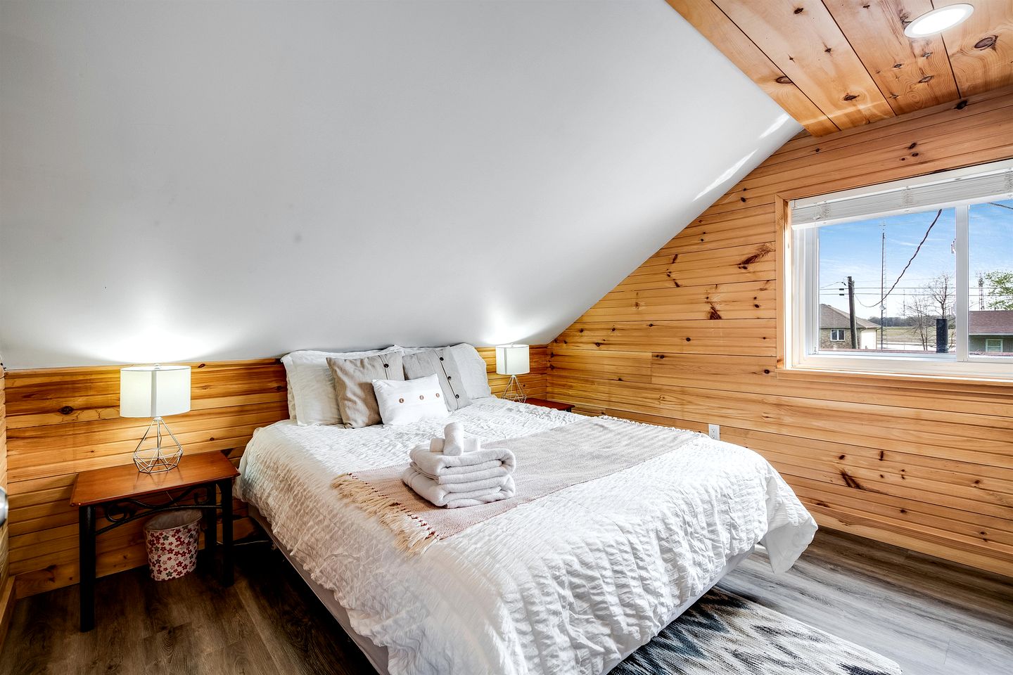 Picturesque Oceanfront Cottage with Hot-tub in Leamington, Ontario