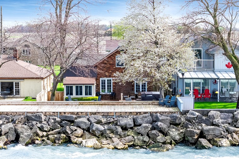 Cottages (Canada, Leamington, Ontario)