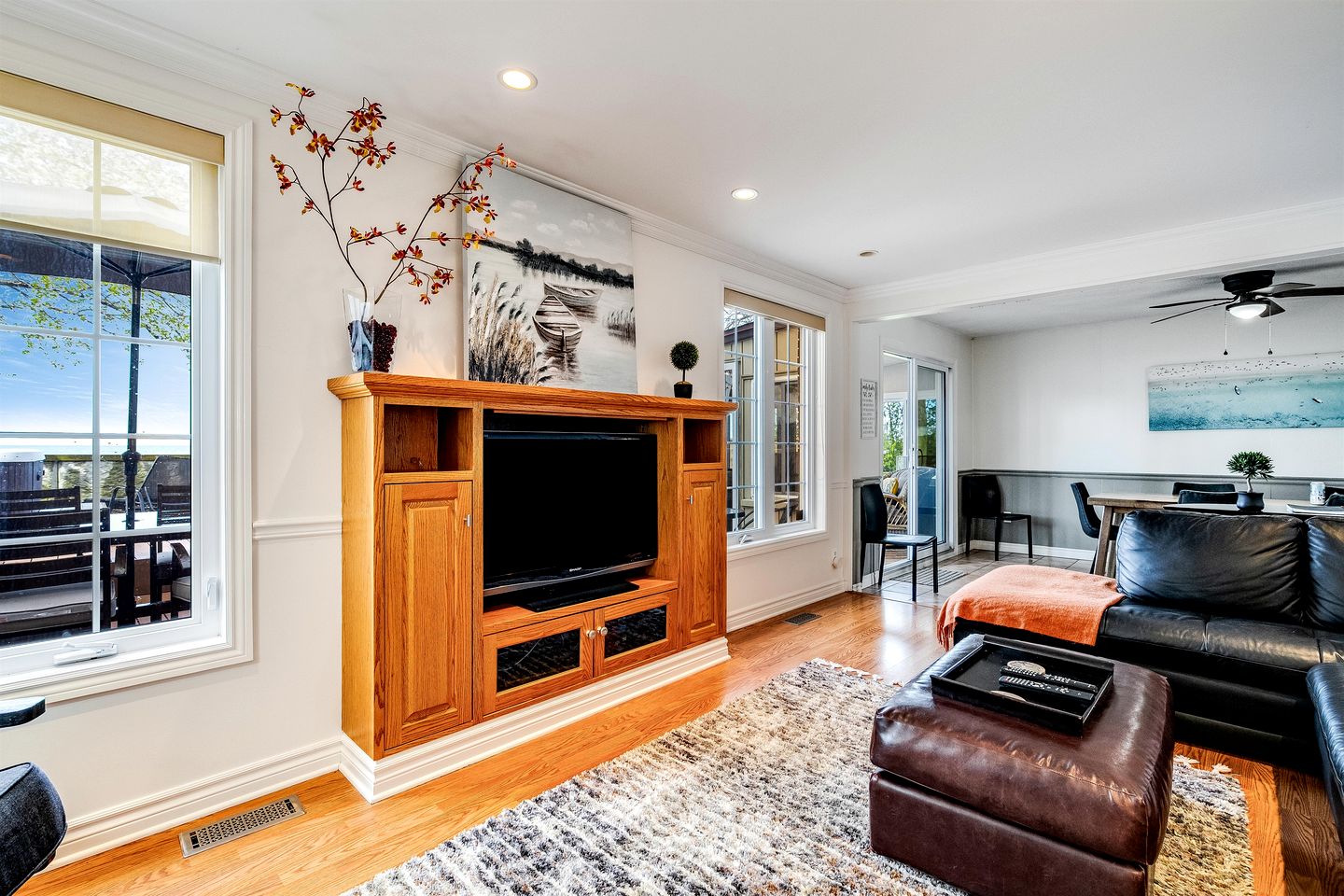 Picturesque Oceanfront Cottage with Hot-tub in Leamington, Ontario