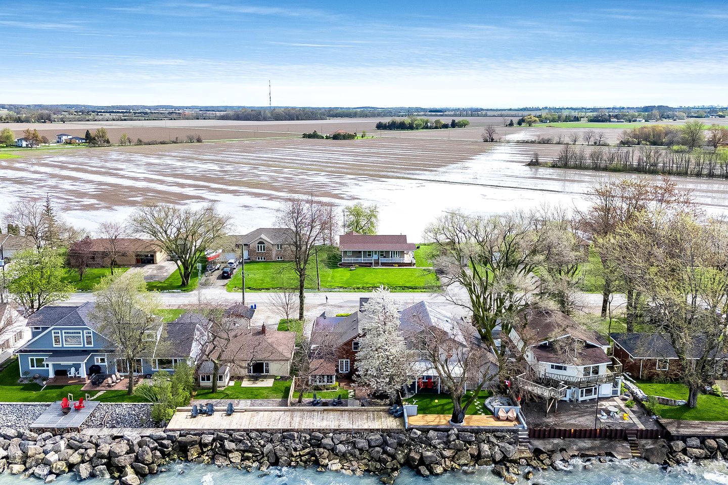 Picturesque Oceanfront Cottage with Hot-tub in Leamington, Ontario